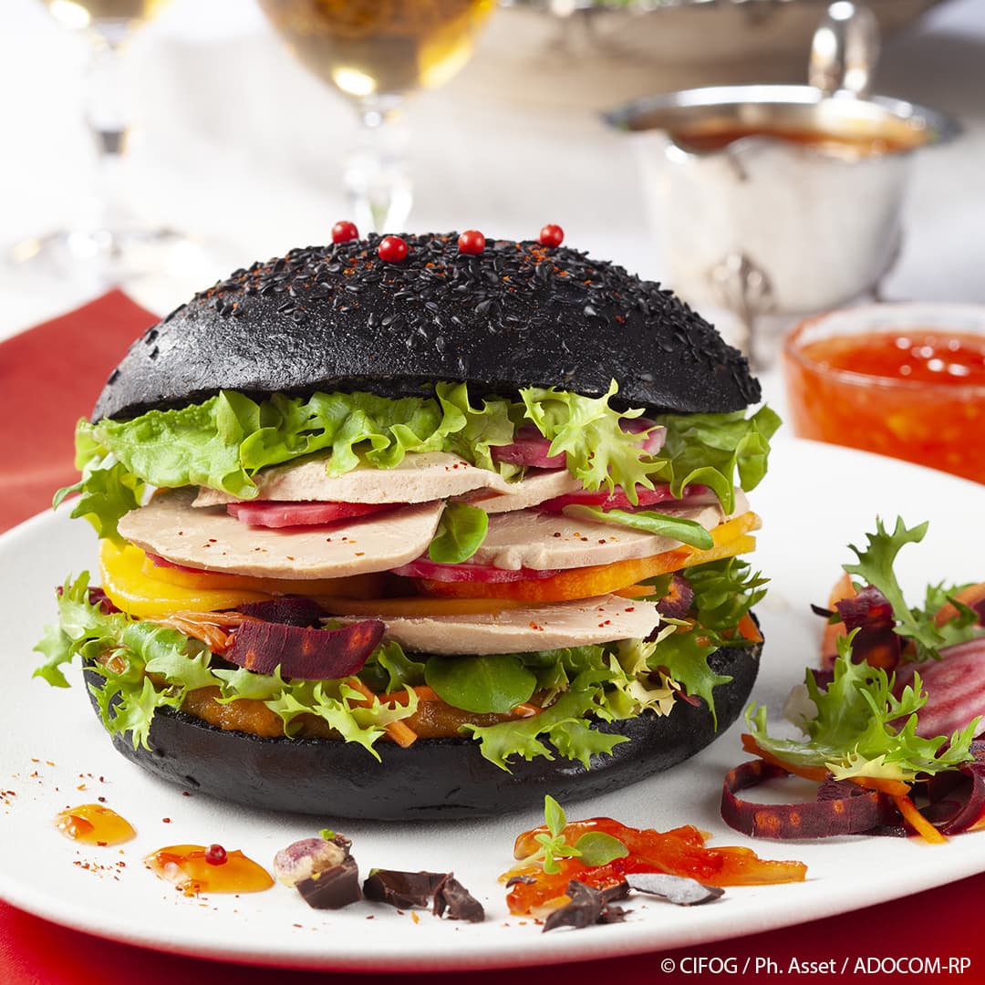 Burger noir au Foie Gras mi-cuit, légumes et ketchup de carotte
