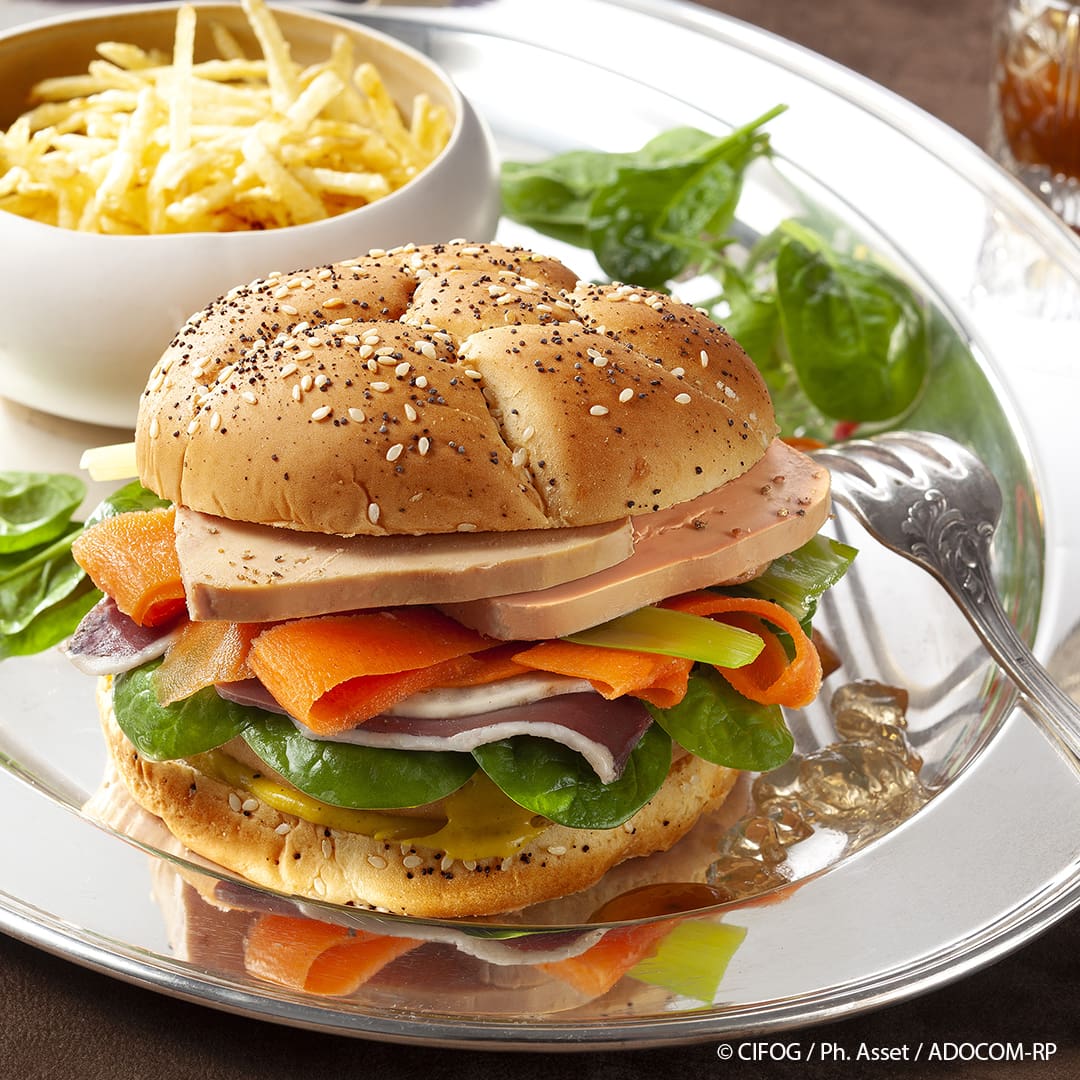 Burger au Foie Gras mi-cuit, Magret séché, légumes et moutarde douce