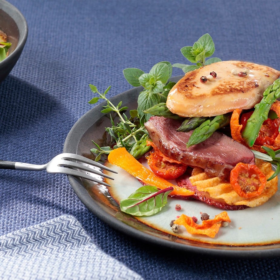 Équilibre de Foie Gras poêlé et Magret de canard aux petits légumes