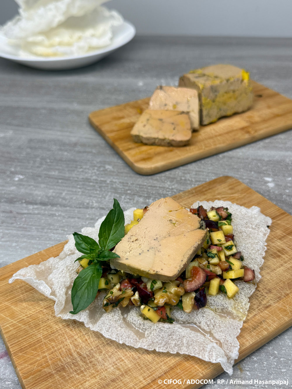 Foie Gras mi-cuit, feuilles de riz croustillantes et tartare de cerises et mangue