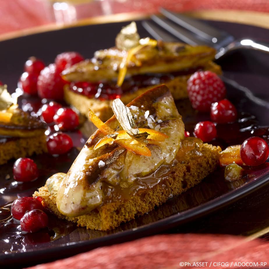 Le Foie Gras poêlé sur tranche de pain d’épices et fruits rouges