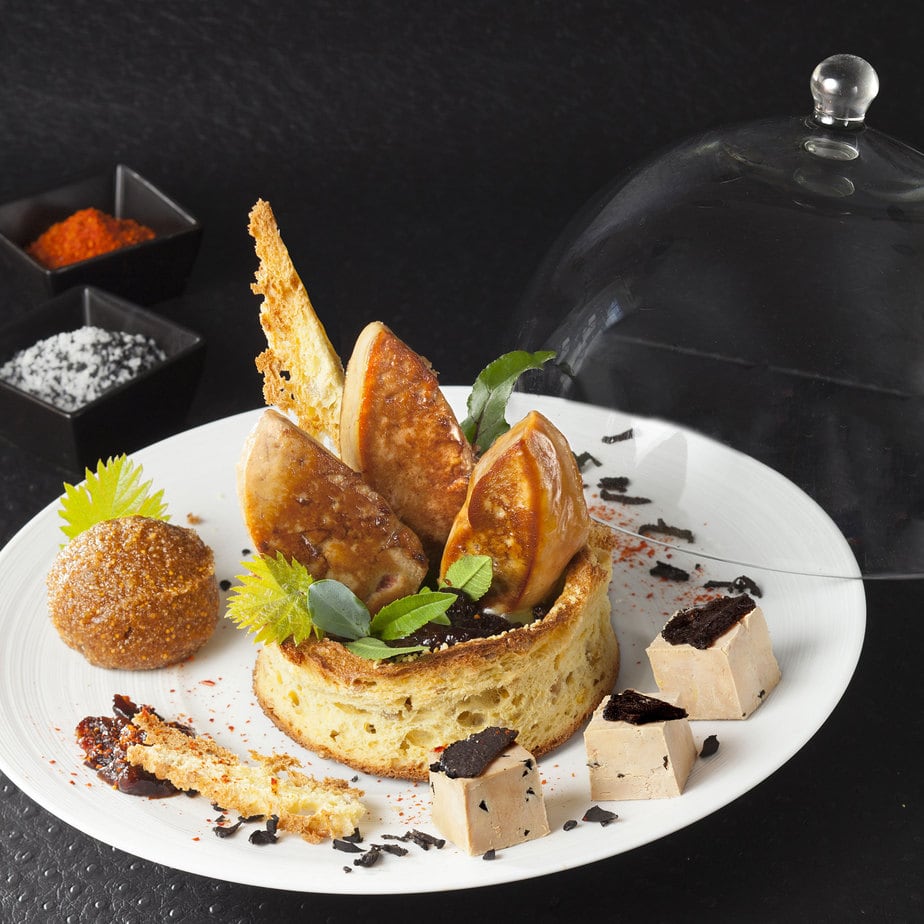 La couronne de Foie Gras poêlé et mi-cuit à la truffe, chutney de pruneaux au vin de Bergerac, granité aux figues sèches