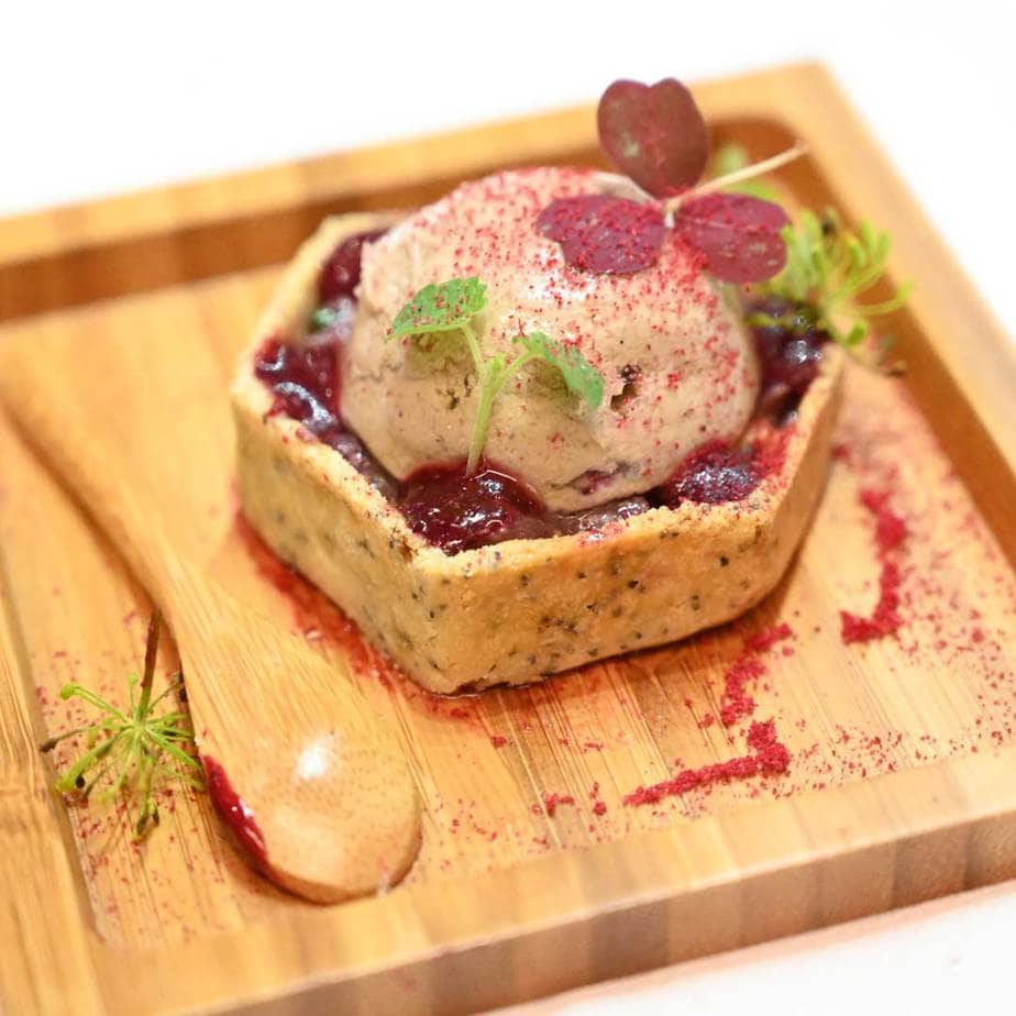 Superposition de Foie Gras et Magret de canard, bonbon acidulé aux fruits des bois