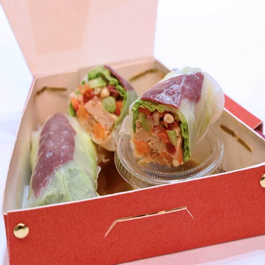 Rouleaux de printemps au Foie Gras et magret de canard fumé accompagné de leur sauce onctueuse