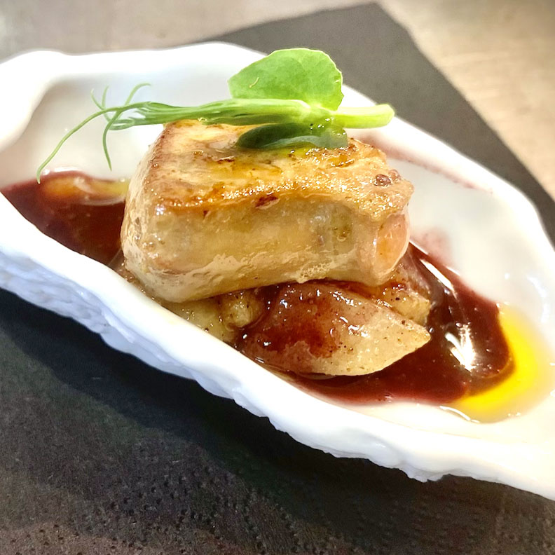 Foie Gras poêlé, réduction de vin chaud, poires à la réglisse