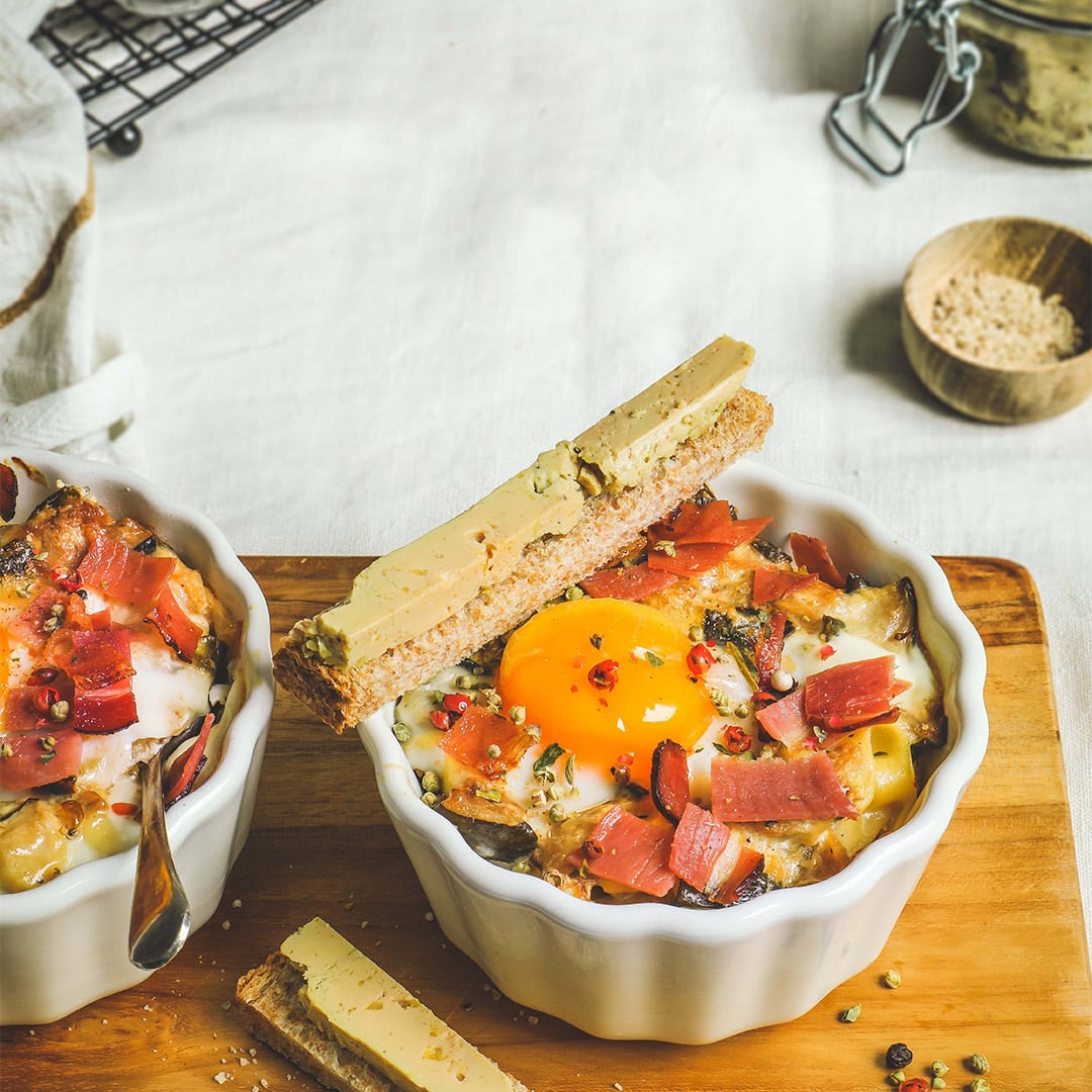 Mouillettes de Foie Gras, œufs cocotte et chips de jambon cru