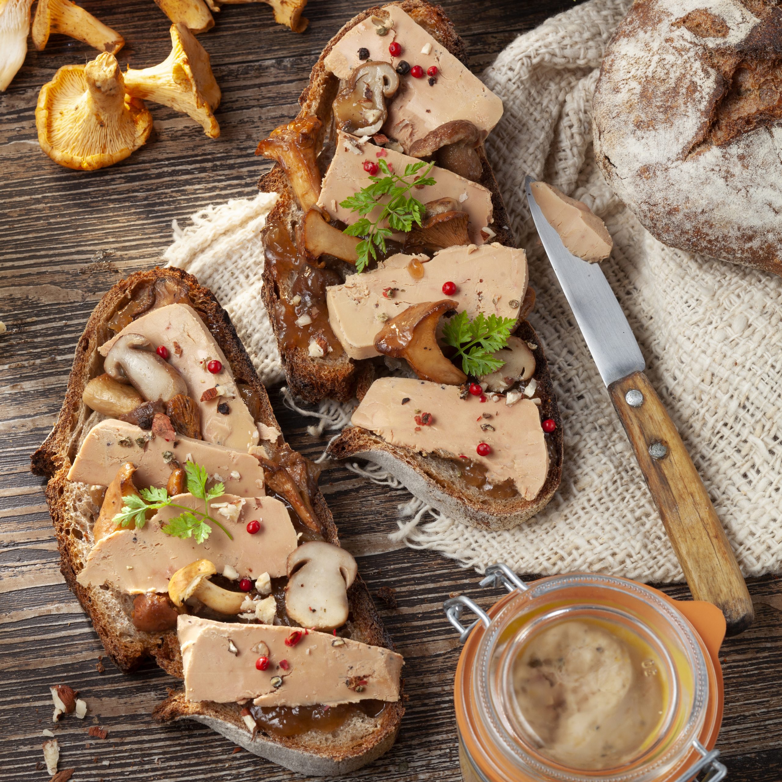 La tartine de campagne au Foie Gras, champignons des bois et confit d&rsquo;échalotes