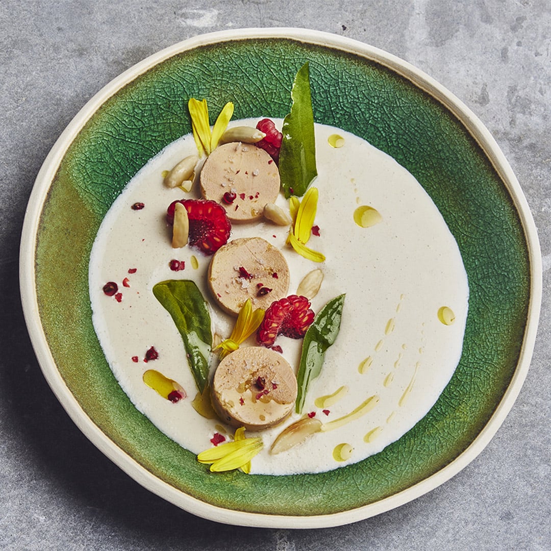 Foie Gras mi-cuit, gaspacho d’amandes et framboises