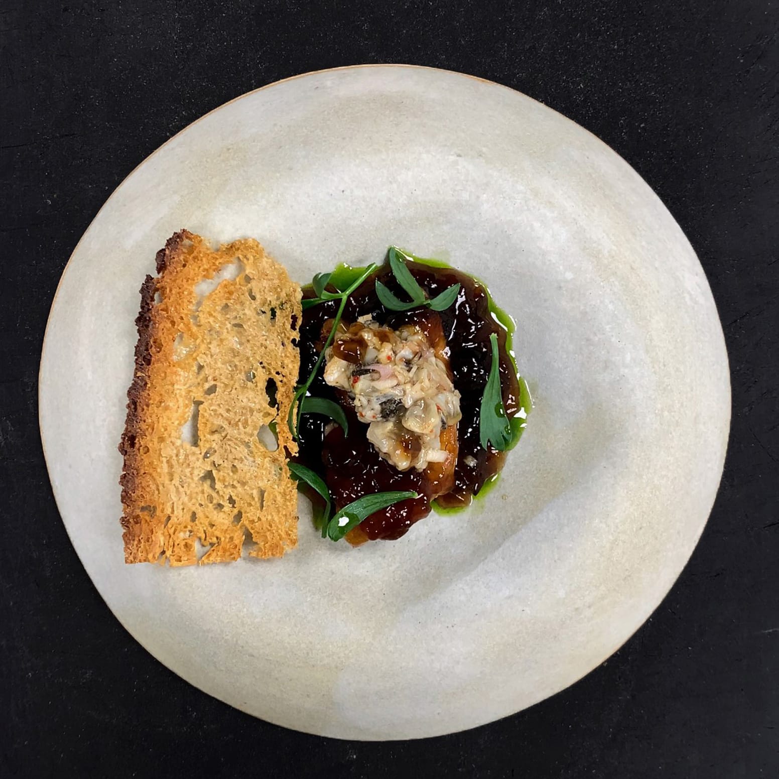 Escalope de Foie Gras, tartare d’huitre, gelée de légumes, melba de pain