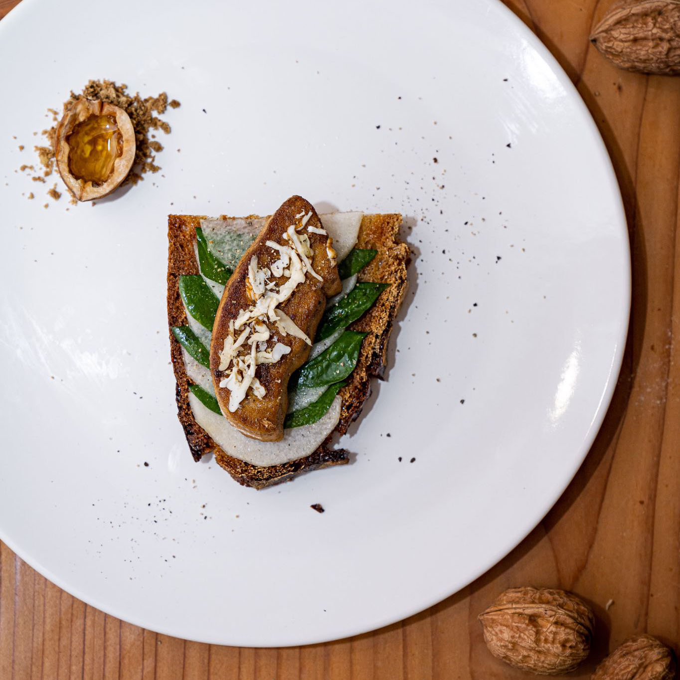 Bruschetta conférence, noix et Foie Gras