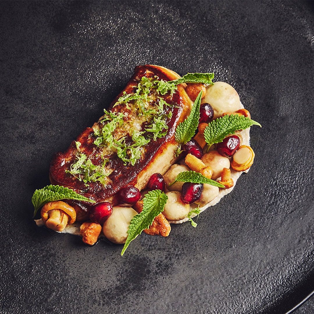 Escalope de Foie Gras poêlé, champignons, grenade, verveine et sauce aigre-douce