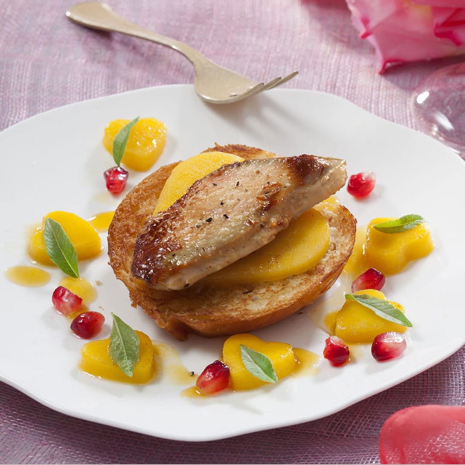 Le Foie Gras poêlé sur tendre brioche et coulis de mangue