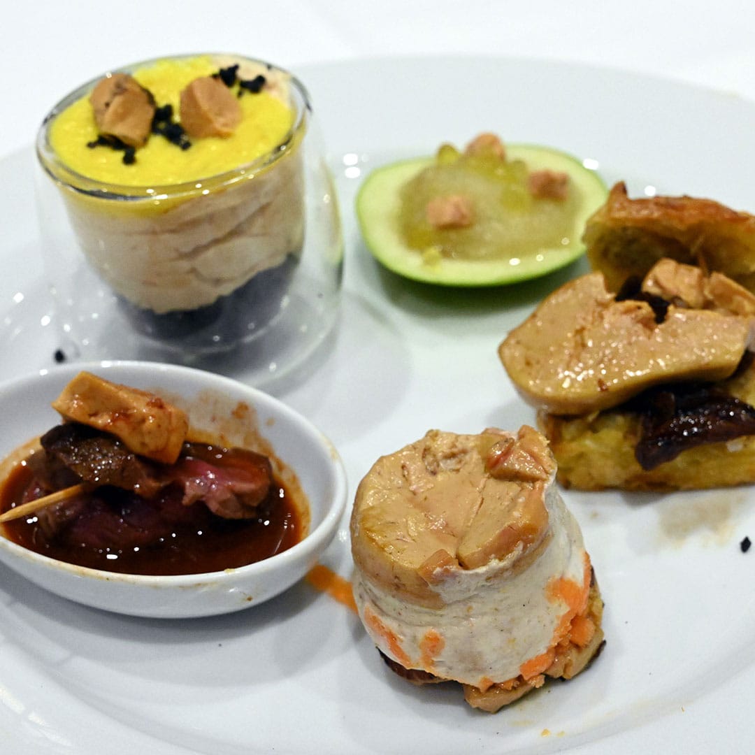 Verrine de sésame noir, orange et Foie Gras, Tataki de bœuf au Foie Gras, Pomme farcie au Foie Gras et champagne, Cake au Foie Gras poireaux et oignons confits, tube de Foie Gras marron et poire