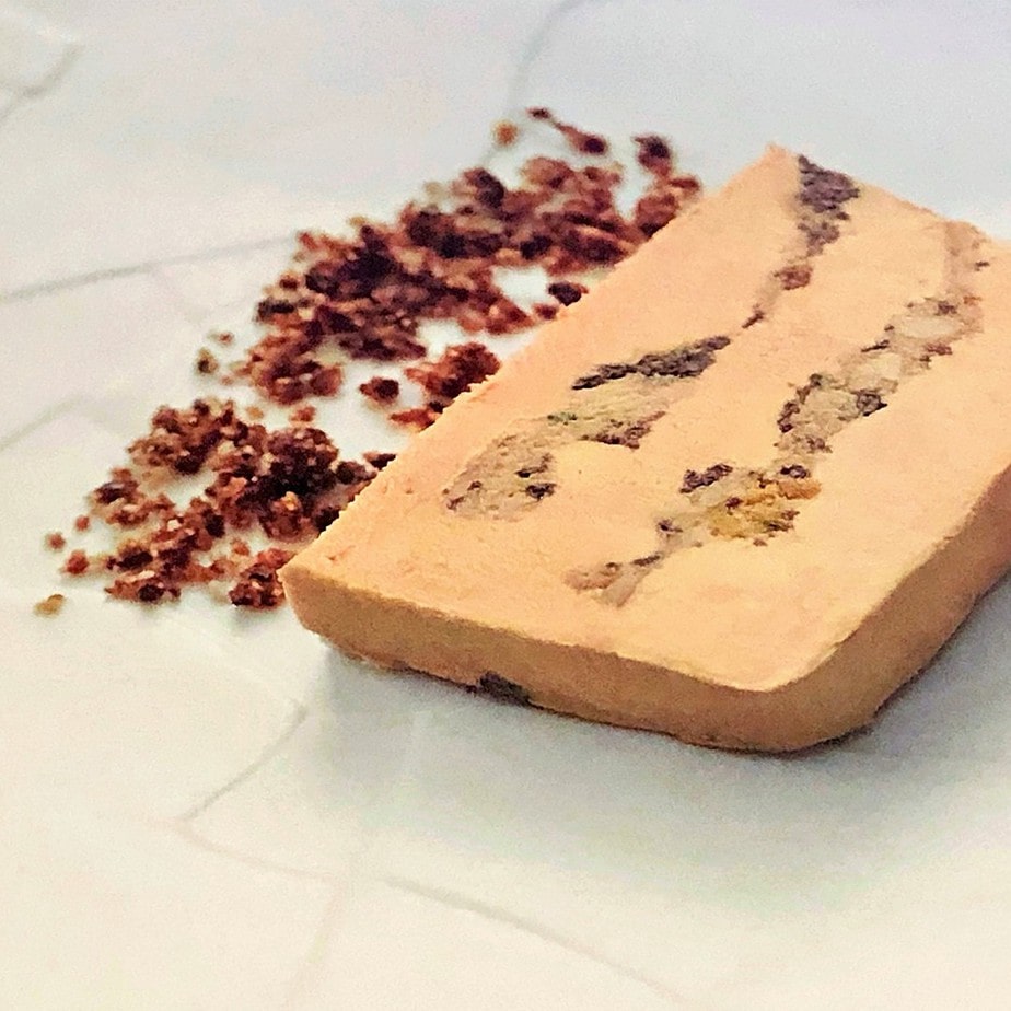 Foie Gras de canard aux cuisses de lapins confites, abricots et morilles au macvin, pains céréales juste toastés