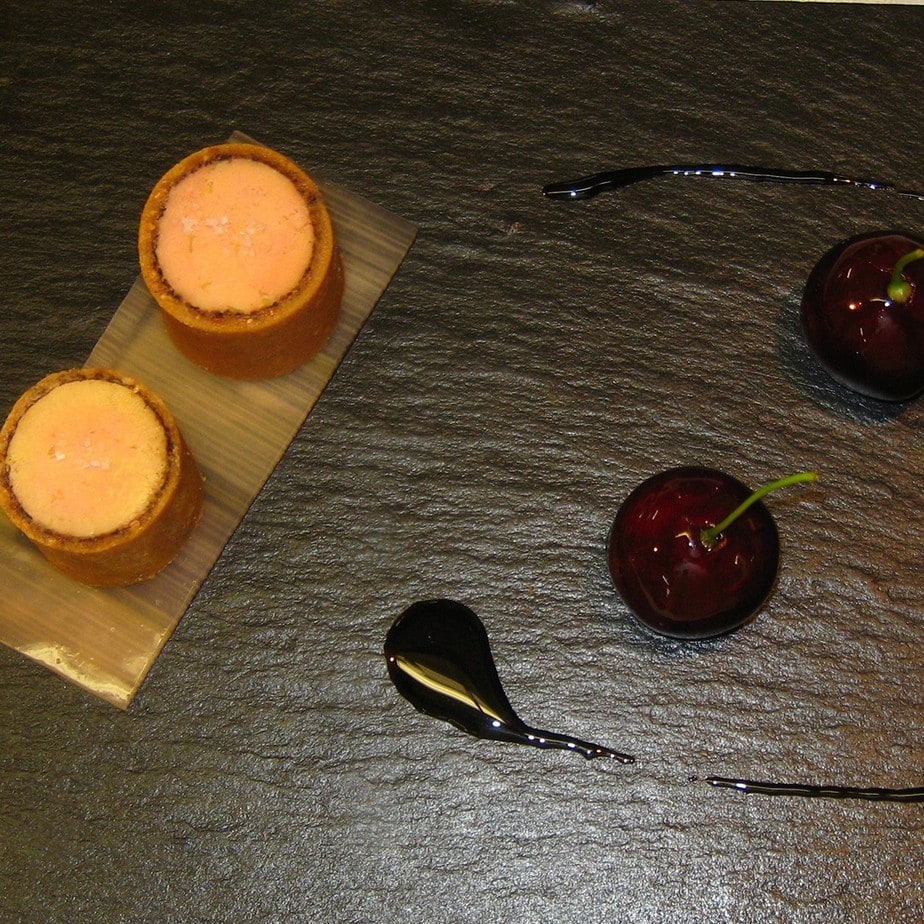 Foie Gras de canard dans une croute de pain brûlé, chutney de cerise griotte au grignolet