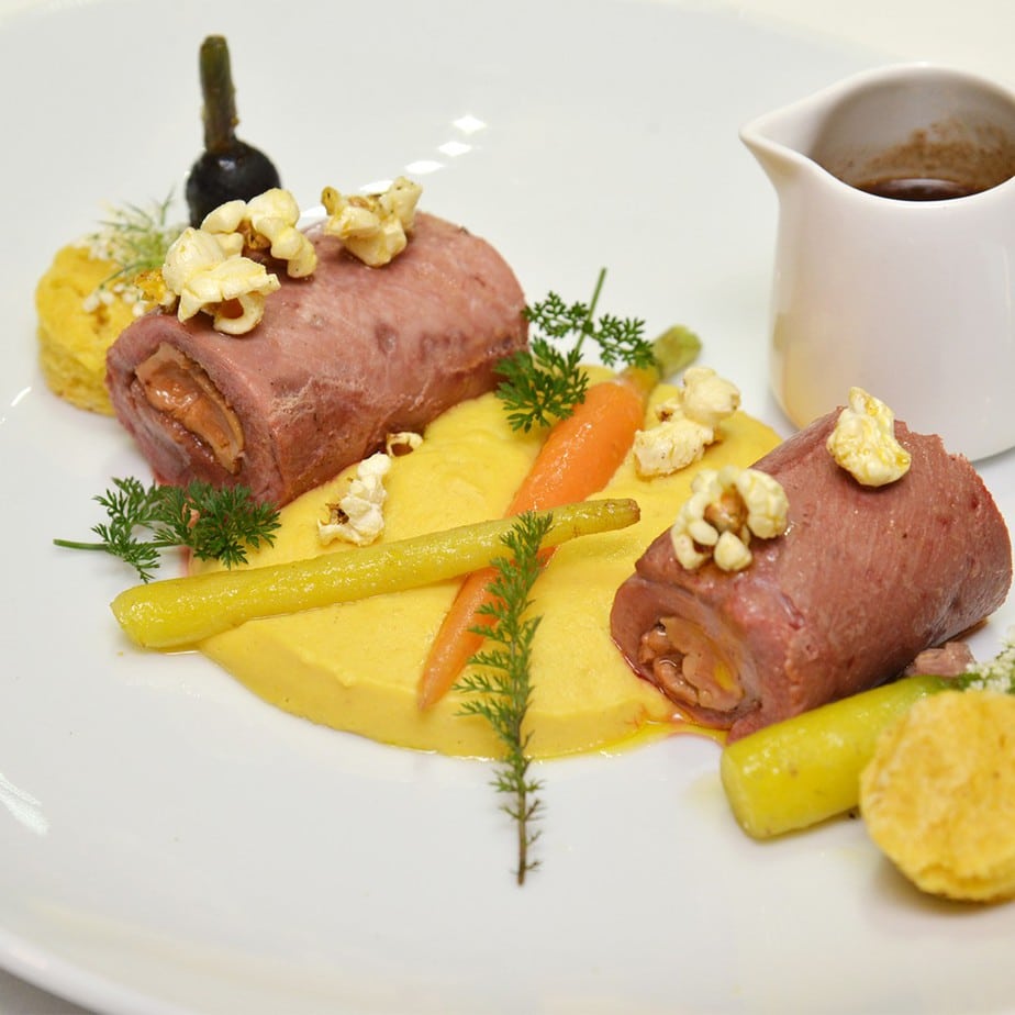 Roulés de Magret au coeur de Foie Gras poêlé accompagné de son maïs en 3 façons, carottes multicolores et jus corsé