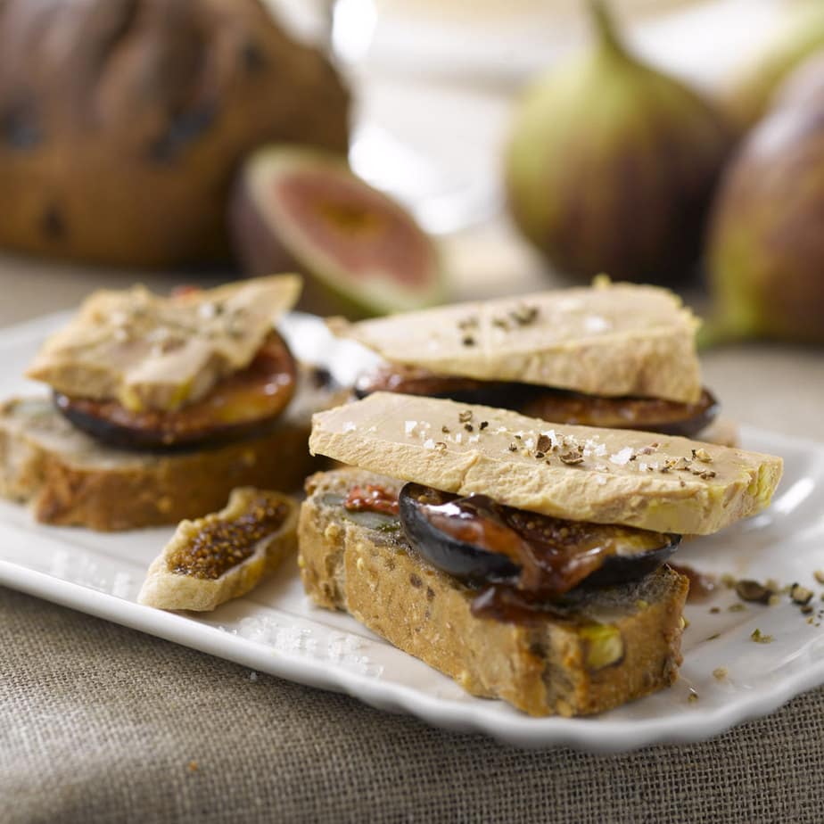 Les mini-tartines de pain aux figues sèches et noisettes avec Foie Gras sur lit de figues rôties