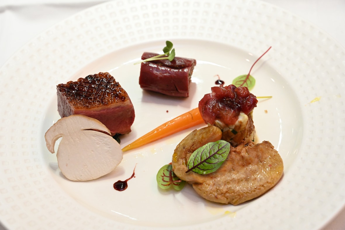 Le canard en 3 façons : Foie Gras poêlé, Magret laqué et Confit de Canard version roulé
