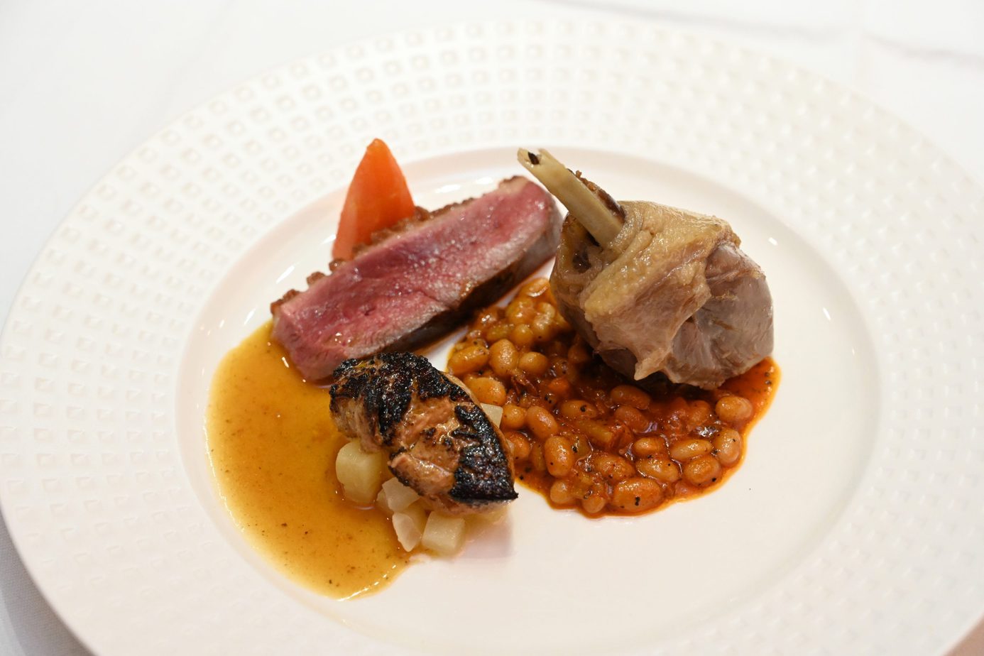 Plaisir de 3 instants : Confit de Canard et son cassoulet truffé accompagné d&rsquo;un Magret de Canard en harmonie avec carotte et orange à côté d&rsquo;un Foie Gras poêlé sur son lit de poire et navet