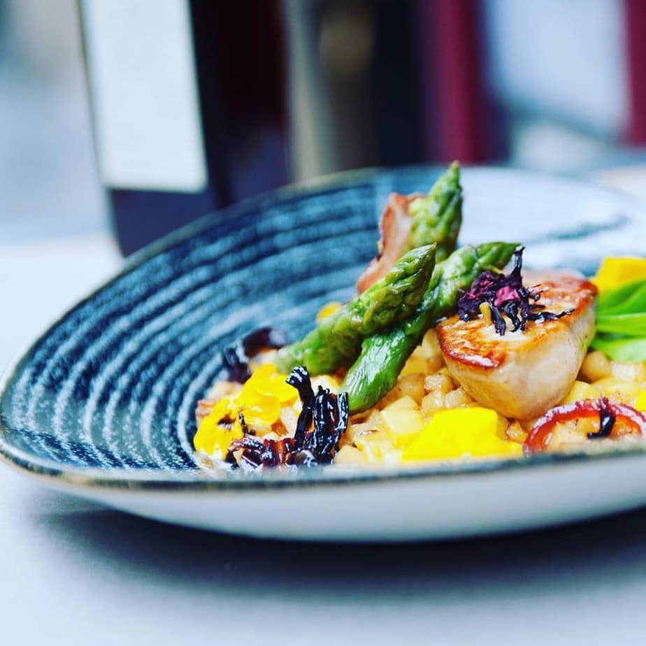 Escalope de Foie Gras de canard aux agrumes du sud-ouest snackée, compotée de coing et mangue, vinaigrette à l’hibiscus