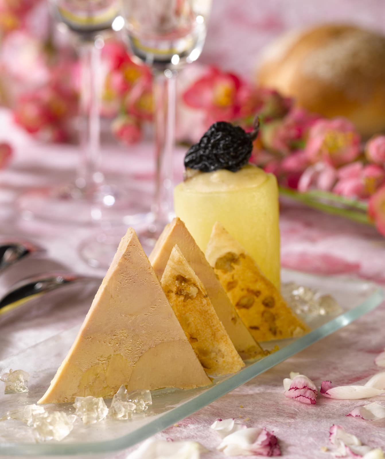 Crousti de Foie Gras aux noix, gelée de vin jaune et pomme charlotte aux morilles