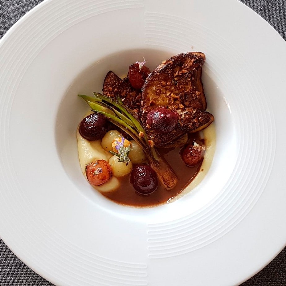 Foie Gras poêlé à la noisette, cerise et oignon parfumés au romarin, jus acidulé cerise et romarin