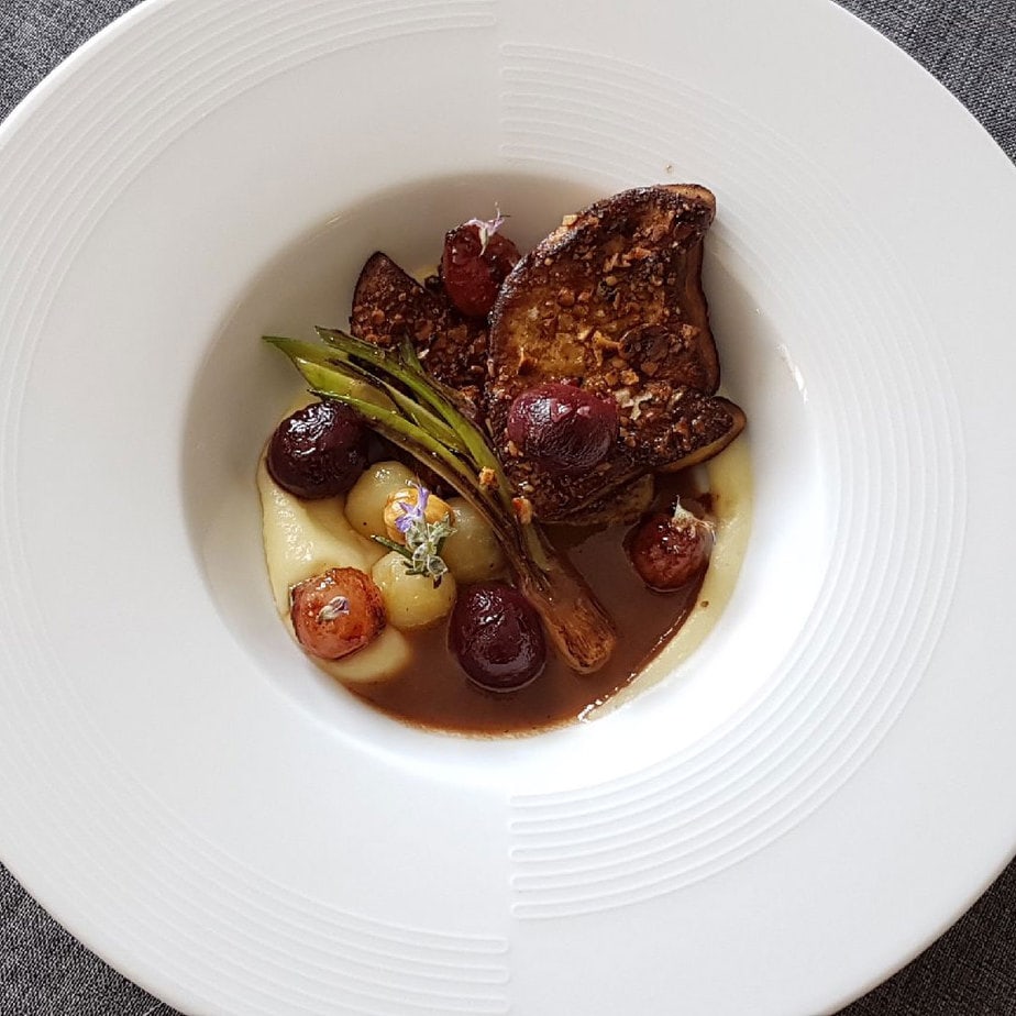 Foie Gras poêlé à la noisette, cerise et oignon parfumés au romarin, jus acidulé cerise et romarin