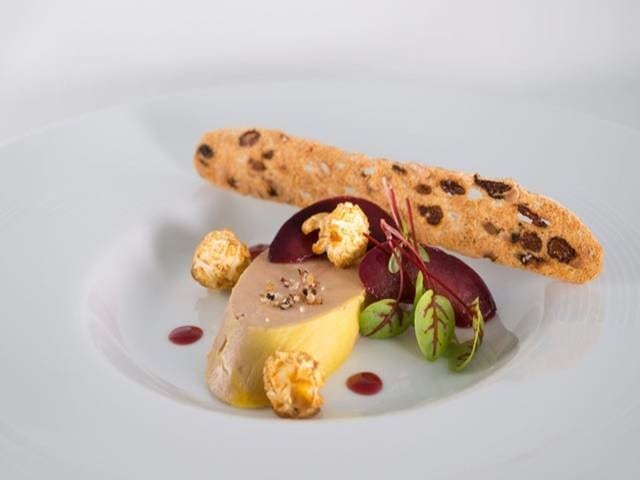 Foie Gras de canard cuit au naturel, fruits pickles, pop-corn et croustille de pain aux fruits