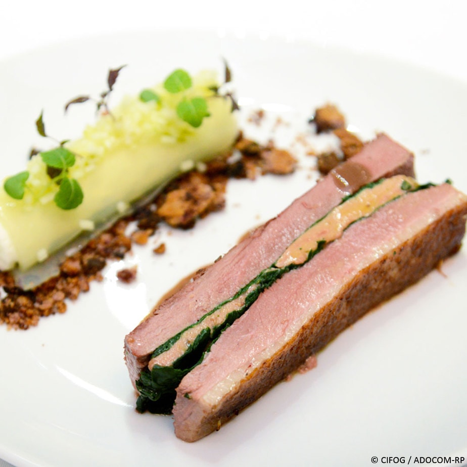 Foie Gras et Magret de canard cuits en étage soupçon de cassis, pomme granny smith déstructurée, jus de canard au cassis