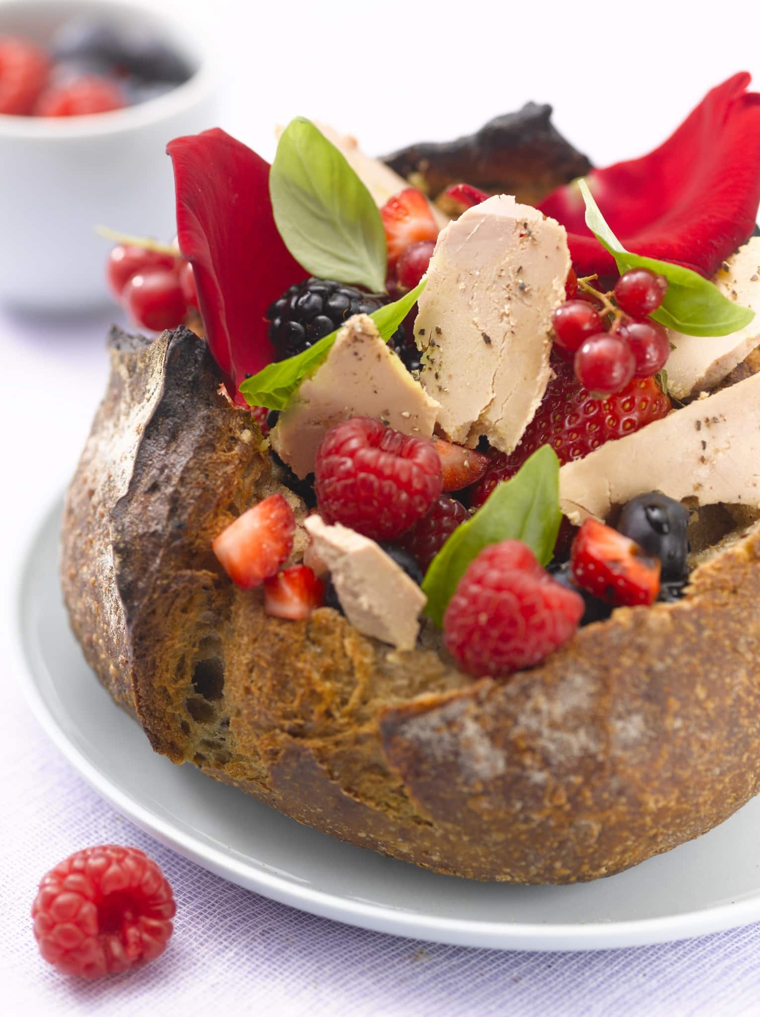 Le petit pain de Foie Gras aux pétales de rose et fruits rouges