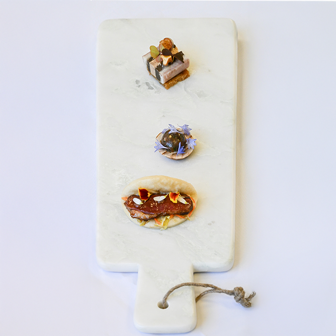 Tartelette au Confit de canard et écailles de champignons, feuille à feuille d&rsquo;anguille fumée, purée de champignons oxydés et Foie Gras, bao bun de Magret