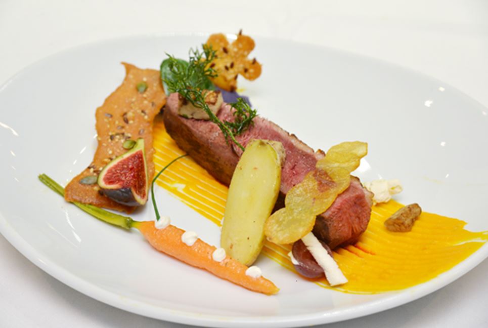 Magret de Canard au miel d&rsquo;épices, cubes de Foie Gras poêlé, opaline de pommes de terre et fruits du moment