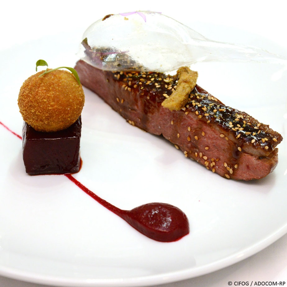 Magret de Canard glacé à la thaïe, Foie Gras poêlé, betteraves parfumées au citron caviar et cromesquis de Foie Gras aux baies de sancho