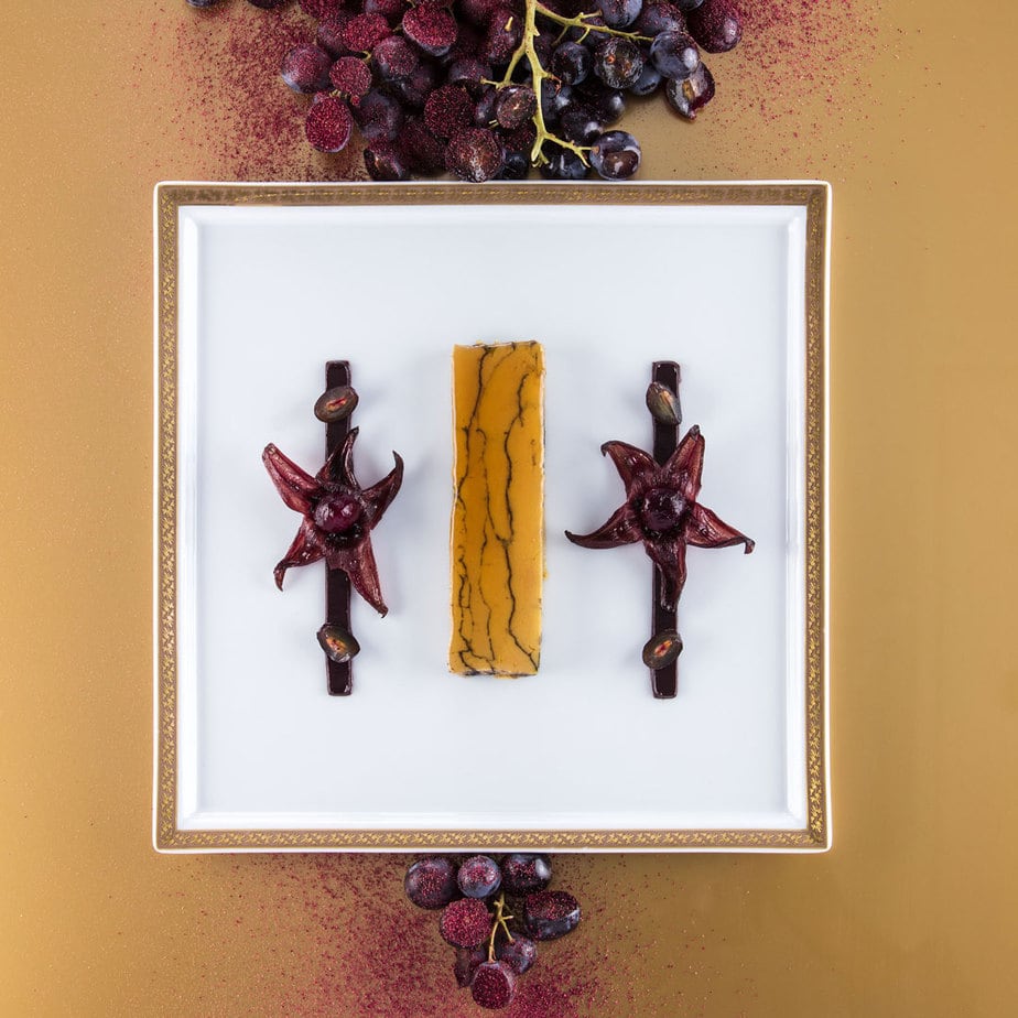 Mi-cuit de Foie Gras, pulpe de raisin à la moutarde de brive et fleur d&rsquo;hibiscus