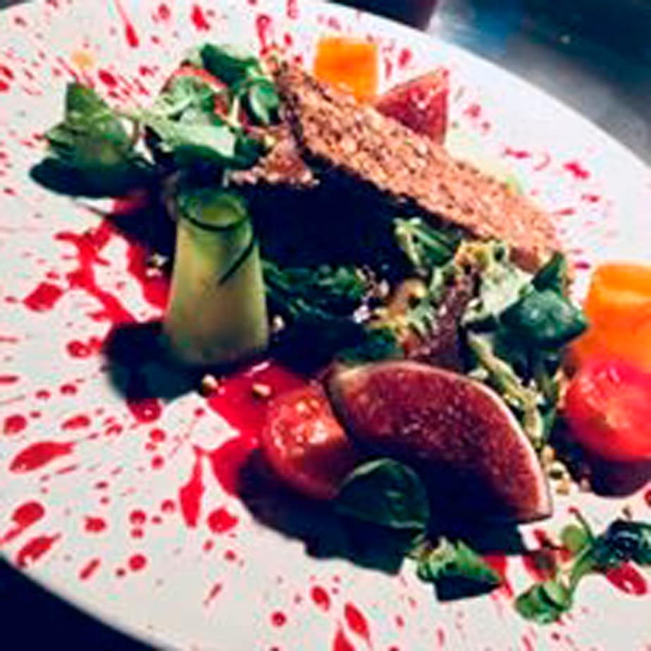 Foie Gras poêlé, pistaches concassées, jus de betterave et figues