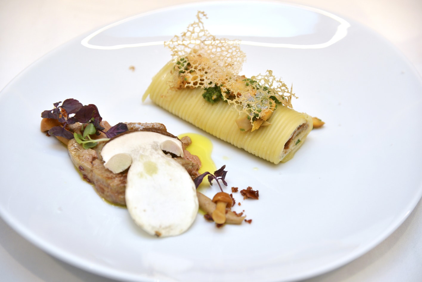 Escalopes de Foie Gras poêlées, cylindres de spaghetti aux saveurs des sous-bois