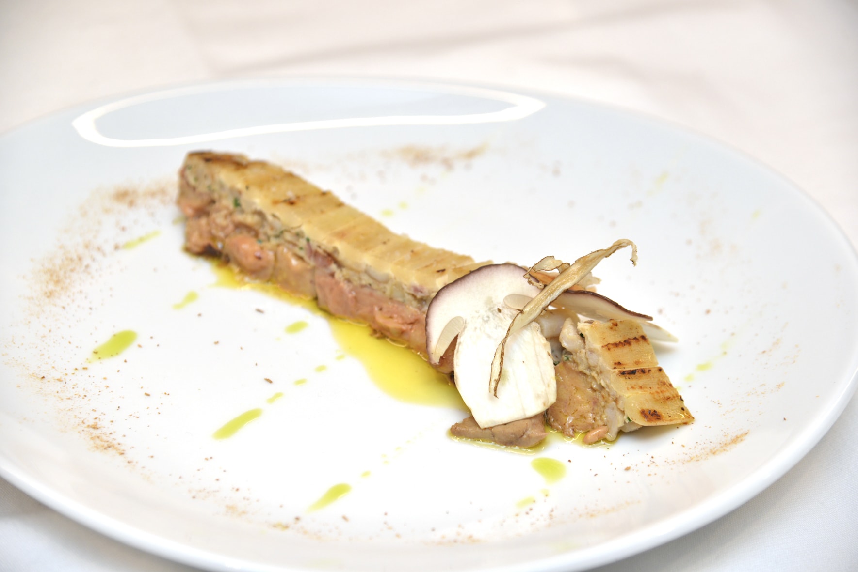 Tarte renversée au Foie Gras de canard chaud, salsifis, cèpes et ris de veau, sauce au vin jaune