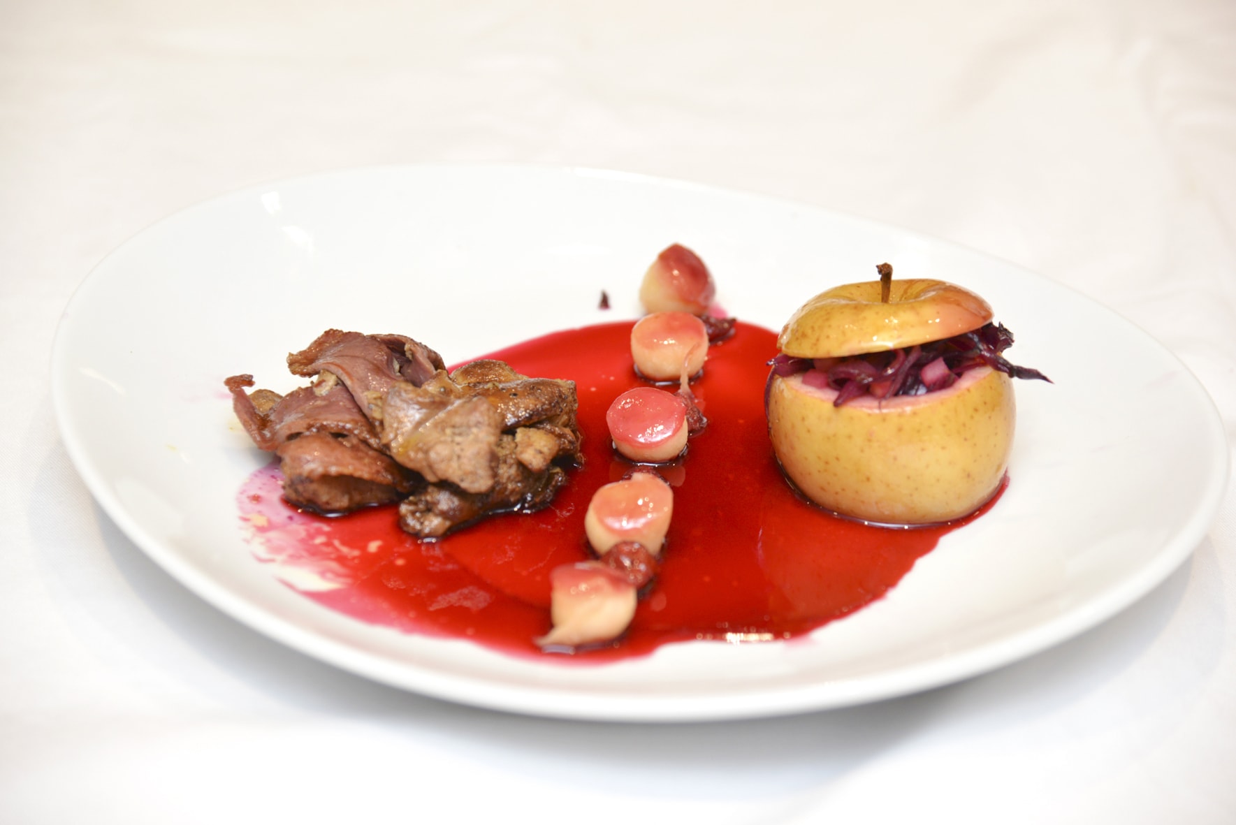 Foie Gras sauté et magret de canard fumé en portefeuille, pommes reinettes au chou rouge braisé, cranberries et sirop d&rsquo;hibiscus