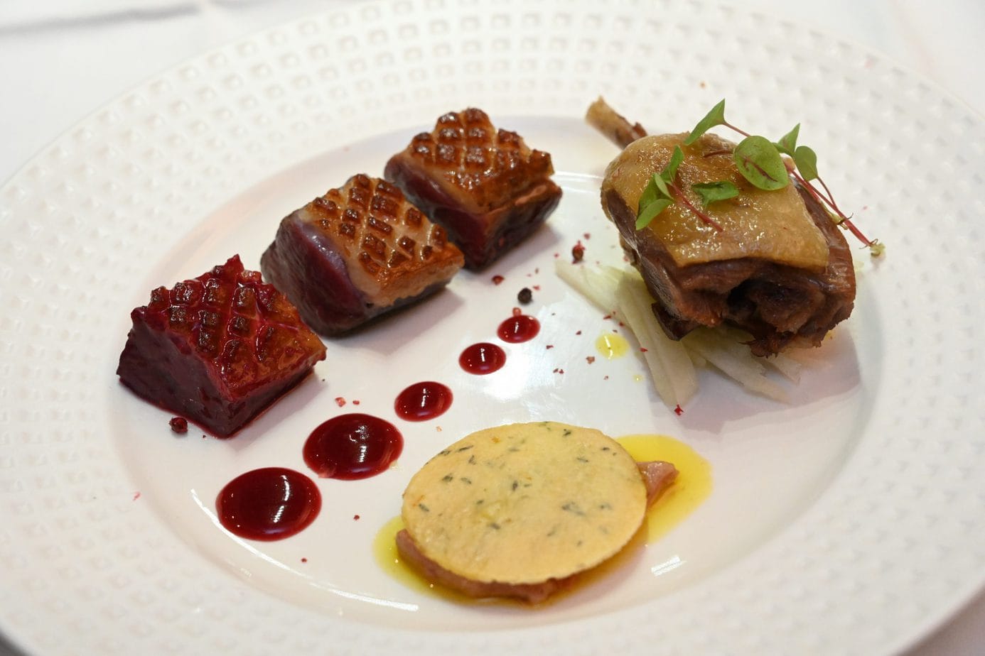 Magret en plusieurs saveurs, Foie Gras poêlé et Confit de Canard à la pomme
