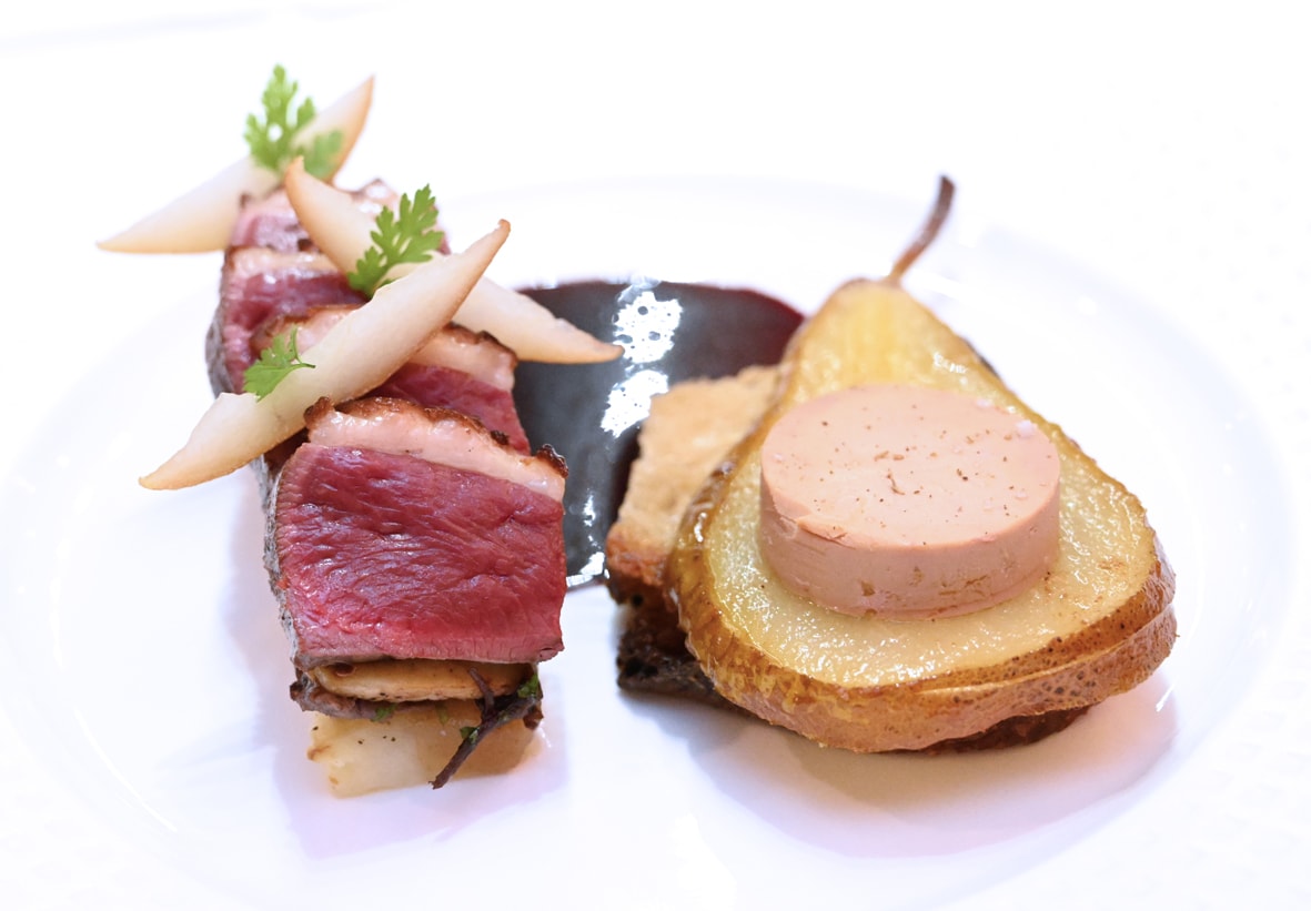 Magret poêlé, Confit de Canard au jus végétal corsé, céleri et cèpes, Foie Gras mi-cuit, poire et poivre de Timut