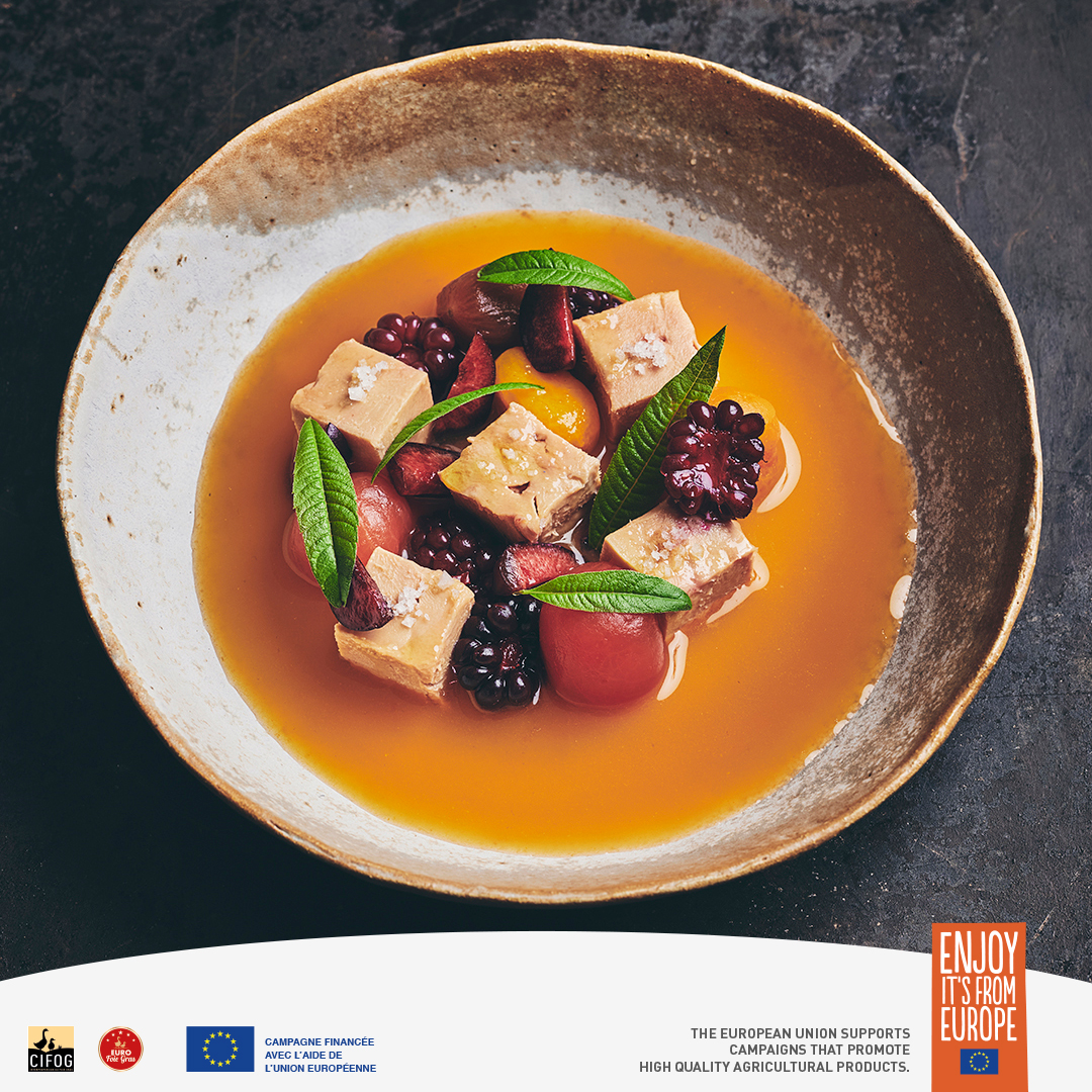 Foie Gras confit, tomates cerises, fruits rouges et bouillon melon verveine par Matthias Marc