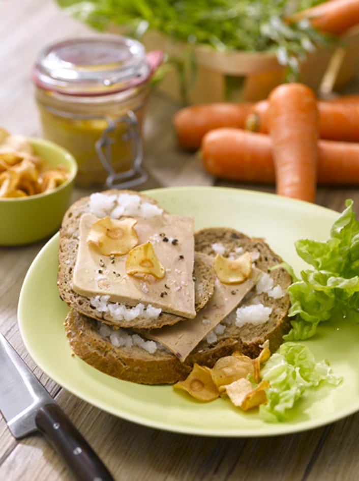Tartine de Foie Gras à la Purée de Topinambours et Chips de Carottes Jaunes par Clotilde Jacoulot Meilleur Ouvrier de France (MOF) Primeur.