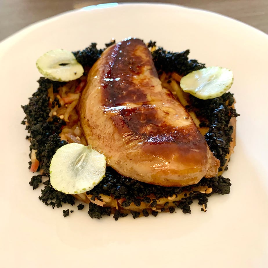 Escalope de Foie Gras poêlé, déglacé au saké japonais et poêlée de pommes Fuji