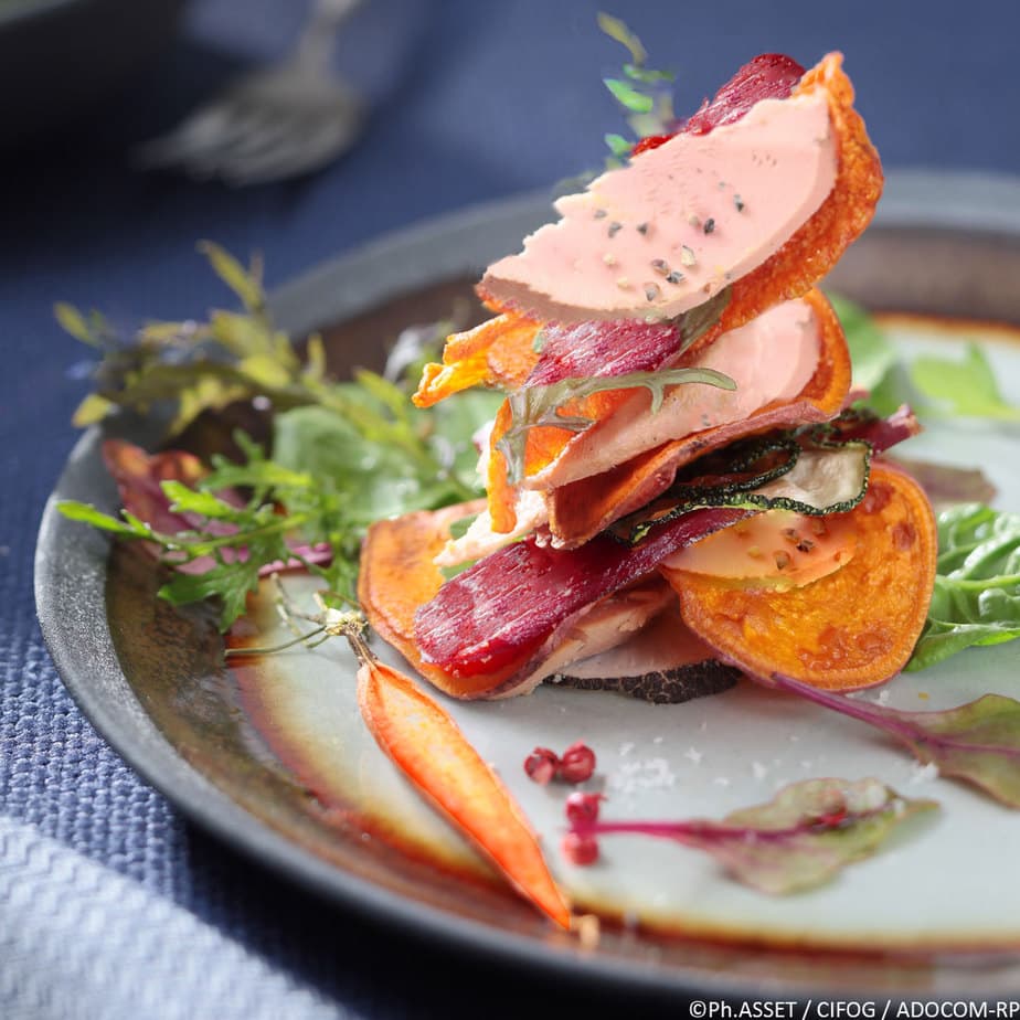 Le mille-feuille de Foie gras et Magret Fumé aux légumes confits