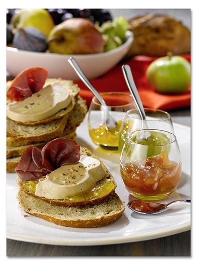 Les tartines de Foie Gras, pétales de Magret et farandole de compotées et chutneys