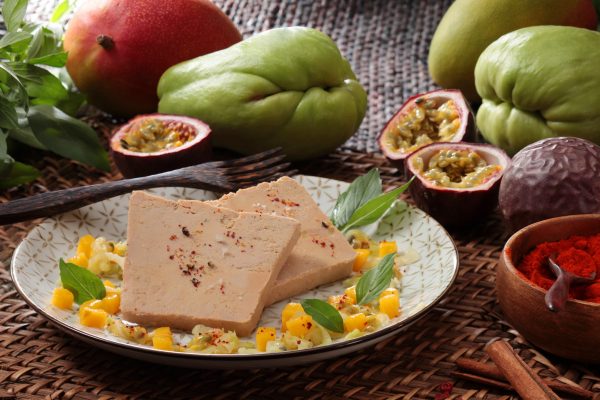 Le Foie Gras sur salade de christophine, mangue et fruits de la passion